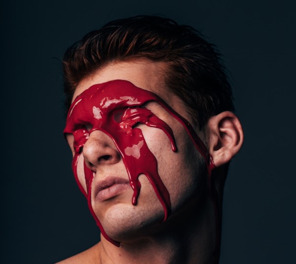 Hombre con mascarilla roja