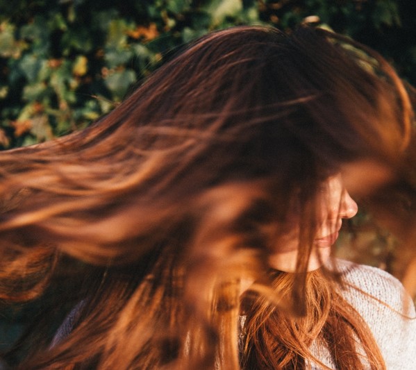 Mujer joven castaña