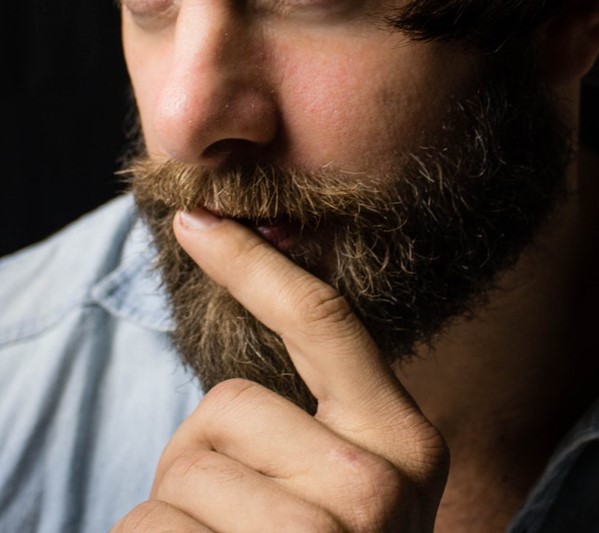 Hombre pensativo con barba