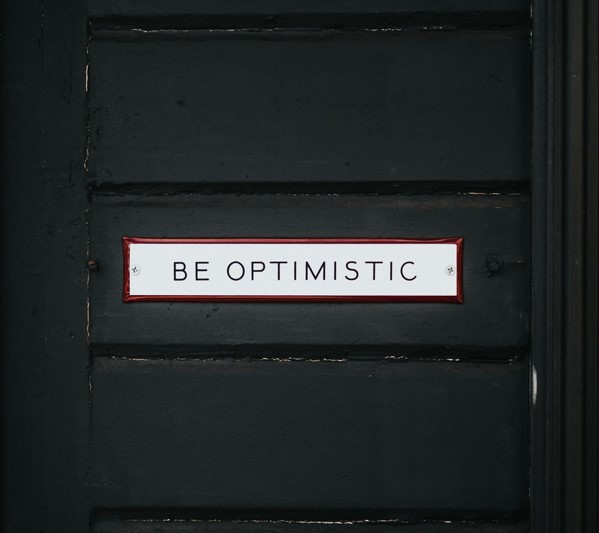 Puerta negra con letrero