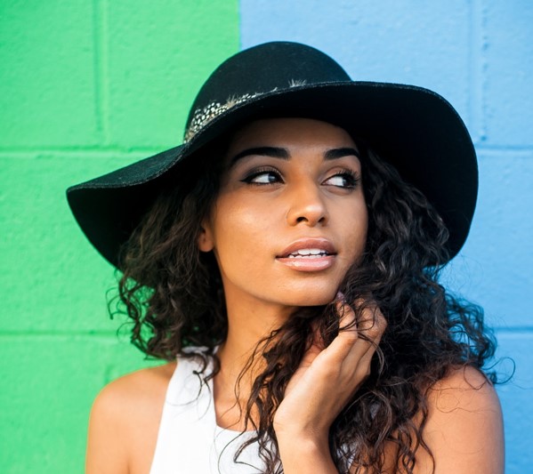 Mujer castaña con sombrero