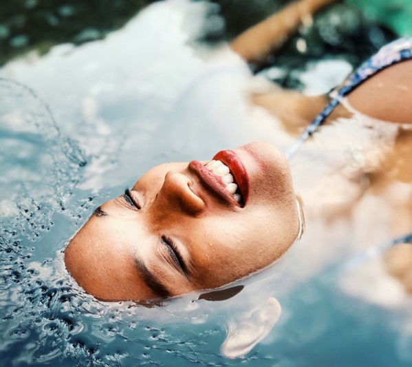 Mujer bañándose en lago