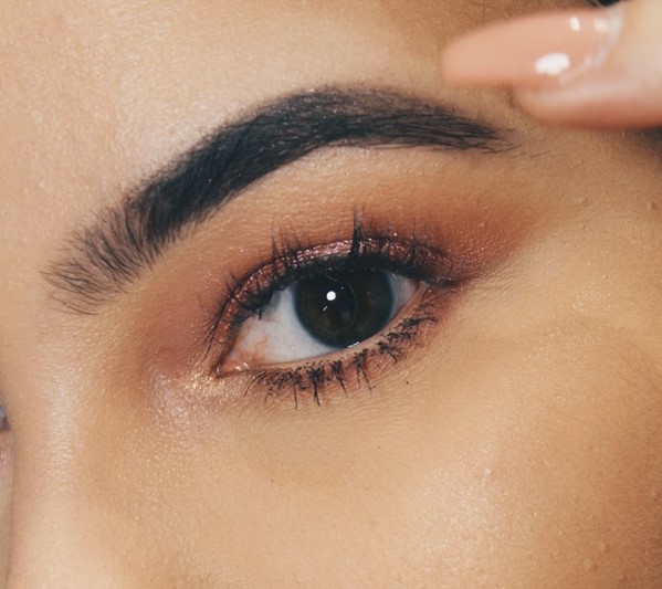 Ojos marrones de mujer