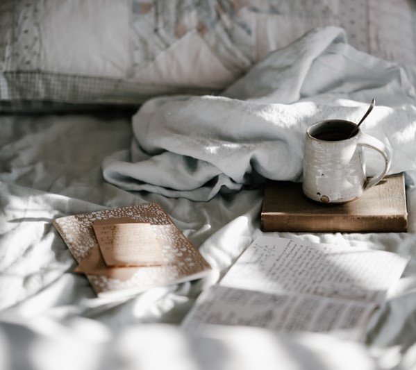 Desayuno y lectura en la cama