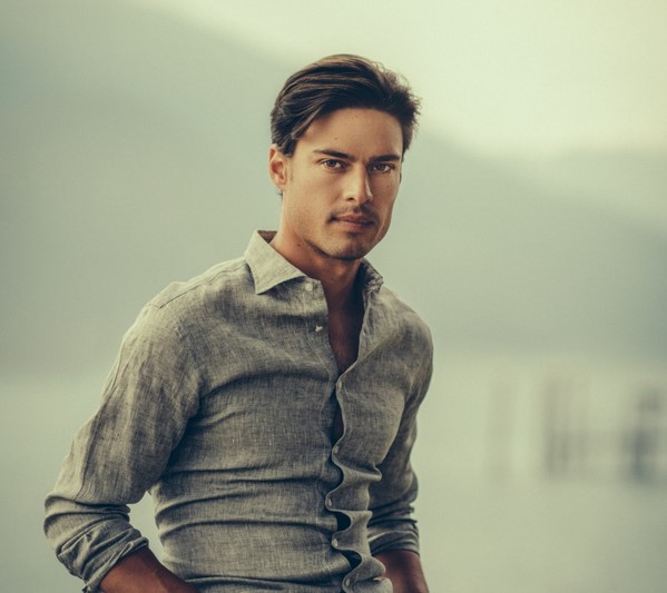 Hombre con fondo gris