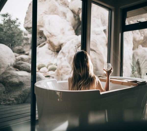 Mujer rubia en bañera blanca